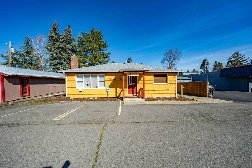 More Photos Of 1745 Ashland St, Ashland Medical For Sale