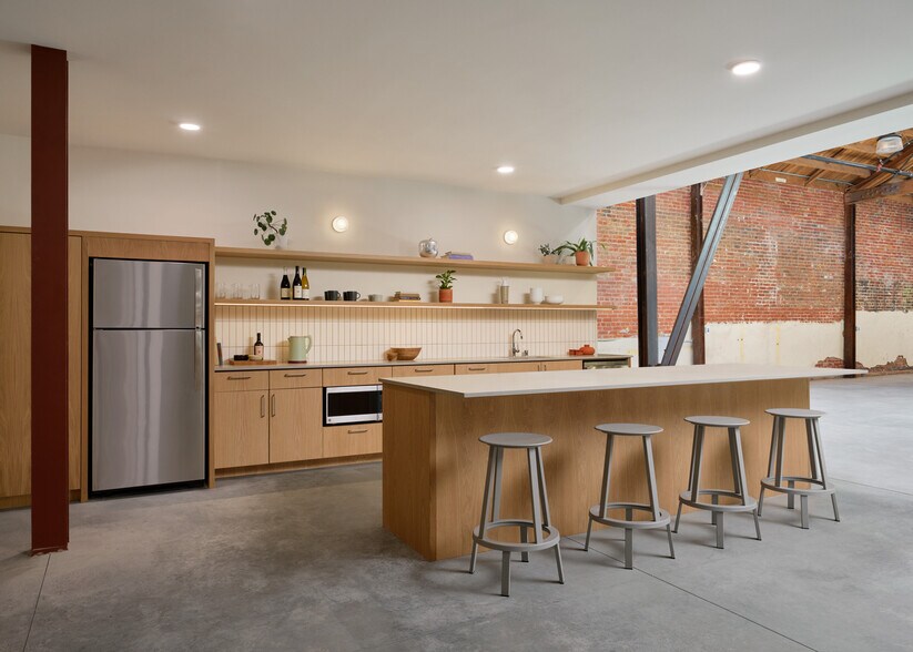 More Photos Of 407 Molino St, Los Angeles Showroom For Lease