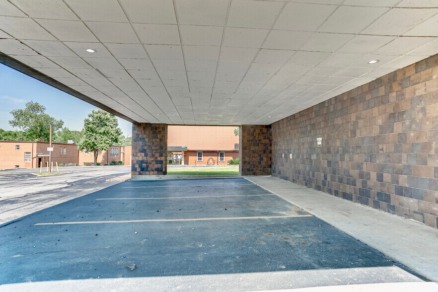 More Photos Of 2710 College Ave, Alton Medical For Lease