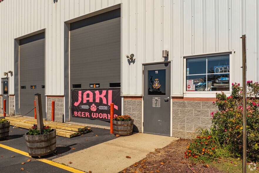 More Photos Of 128 Patriot Dr, Middletown Warehouse For Lease