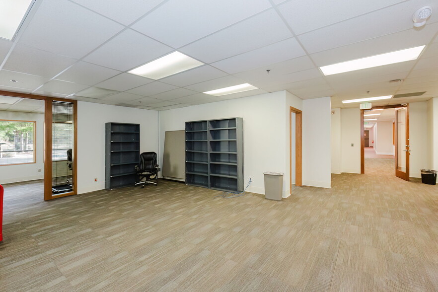More Photos Of 1040 NE Hostmark St, Poulsbo Office For Sale