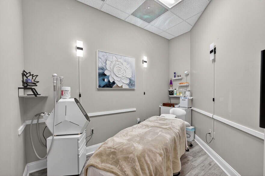 More Photos Of 3307 Northlake Blvd, Palm Beach Gardens Office For Sale