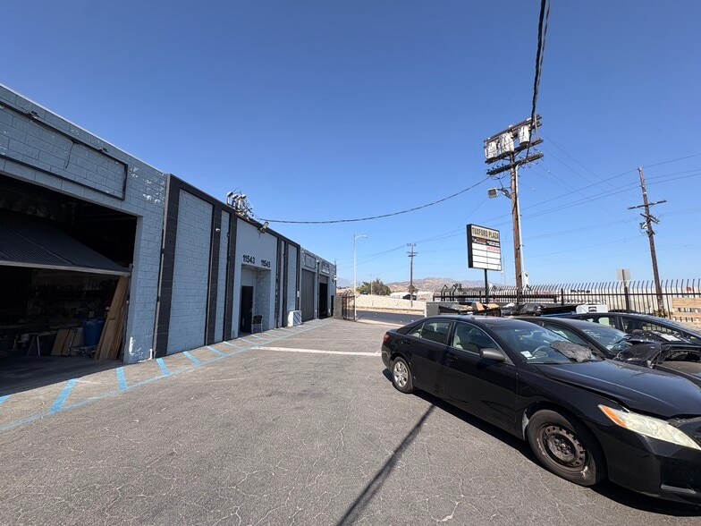 More Photos Of 11541 Tuxford St, Sun Valley Warehouse For Lease