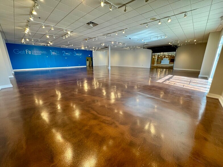 More Photos Of 7340 E State Rd, Rockford Unknown For Lease