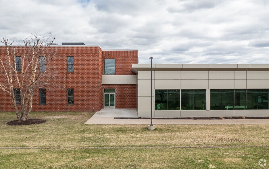 More Photos Of 78 Barnum Rd, Devens Light Manufacturing For Lease