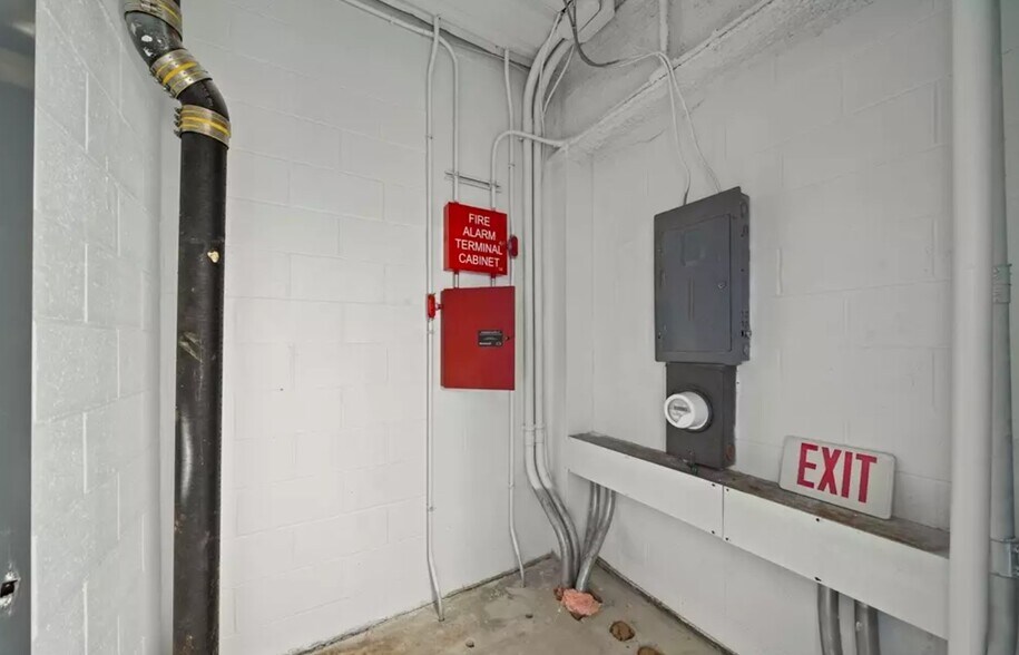 More Photos Of 43 Freeport St, Boston Flex For Lease
