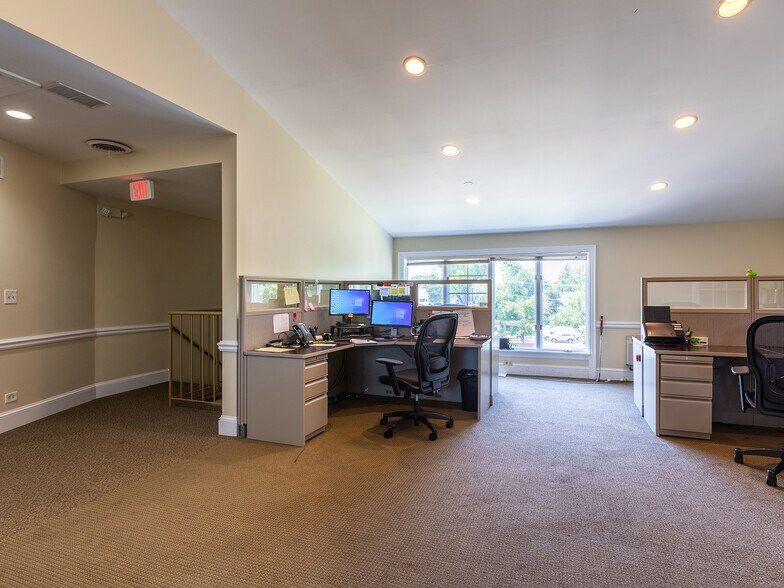 More Photos Of 301 W Roosevelt Rd, Wheaton Office For Lease