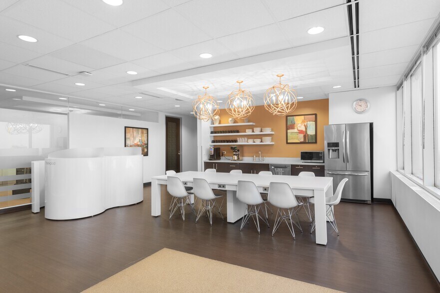 More Photos Of 90 Burnhamthorpe Rd W, Mississauga Coworking Space