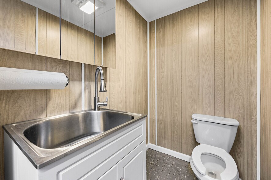 More Photos Of 227 West Ave, Albion Town Orleans Flex For Lease