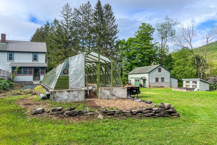 More Photos Of 265 Main St, Delhi Garden Center For Sale