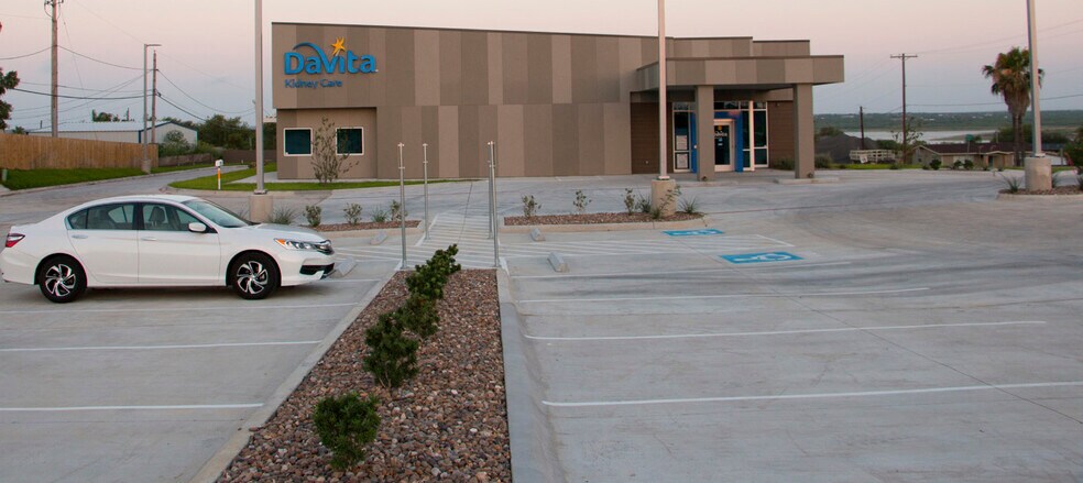 More Photos Of 2860 S US Highway 83, Zapata Office For Sale