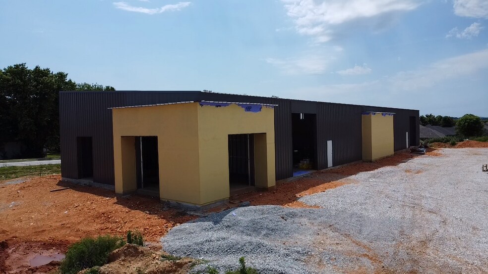 More Photos Of 2919 E Robinson Ave, Springdale Industrial For Lease