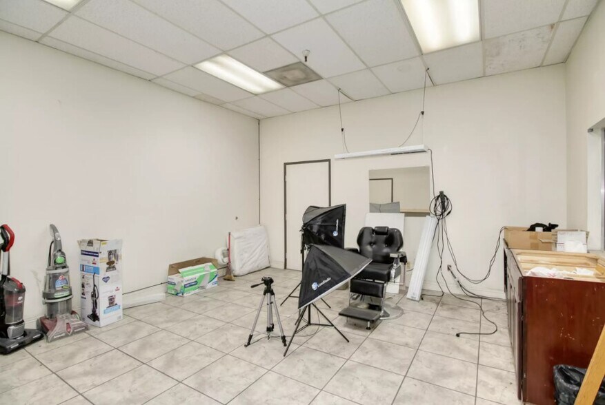 More Photos Of 8535 Morrison Creek Rd, Sacramento Showroom For Lease