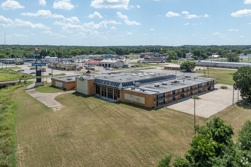 More Photos Of 810 E Trudgeon St, Henryetta Hotel For Sale