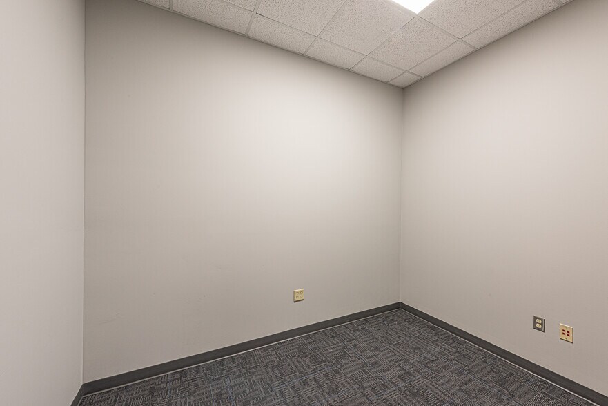 More Photos Of 5501 Pinnacle Point Dr, Rogers Office For Lease