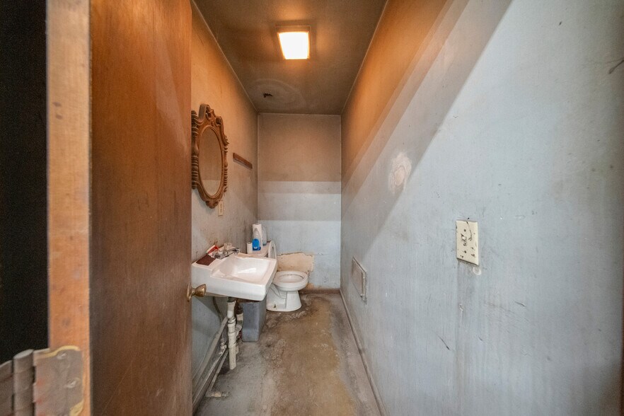 More Photos Of 305 W Scenic Rivers Blvd, Salem Specialty For Sale