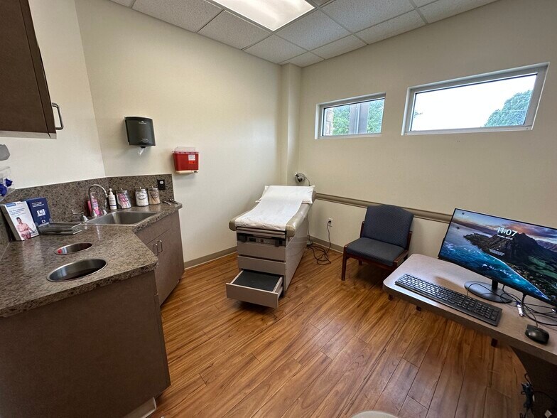 More Photos Of 300 Rufe Snow Dr, Keller Medical For Sale