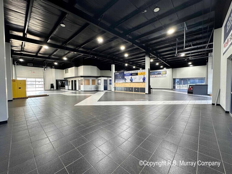More Photos Of 350 S Ingram Mill Rd, Springfield Showroom For Lease