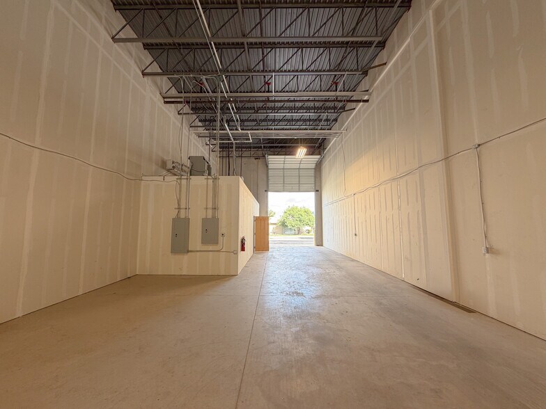 More Photos Of 9702 Ball St, San Antonio Distribution For Lease
