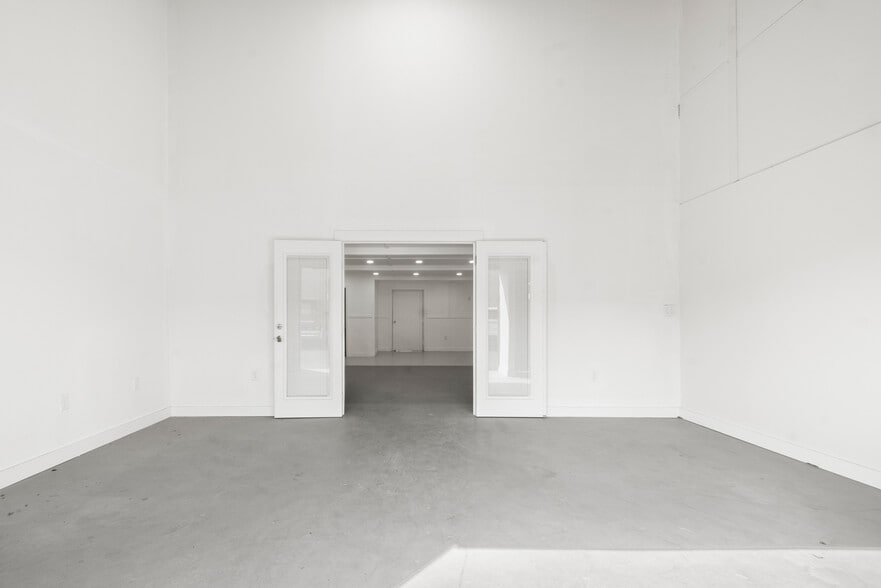 More Photos Of 320 Warfield Ave, Venice Warehouse For Sale