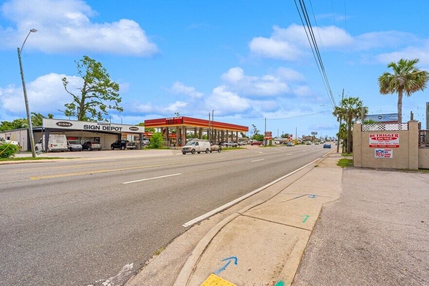 More Photos Of 1623 W 15th St, Panama City Bar For Sale