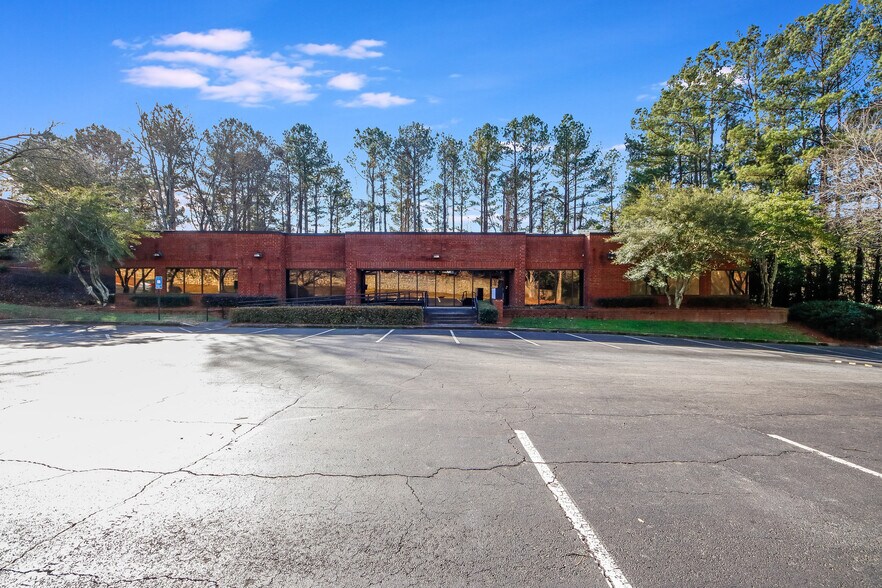 More Photos Of 8215 Roswell Rd, Atlanta Office For Lease