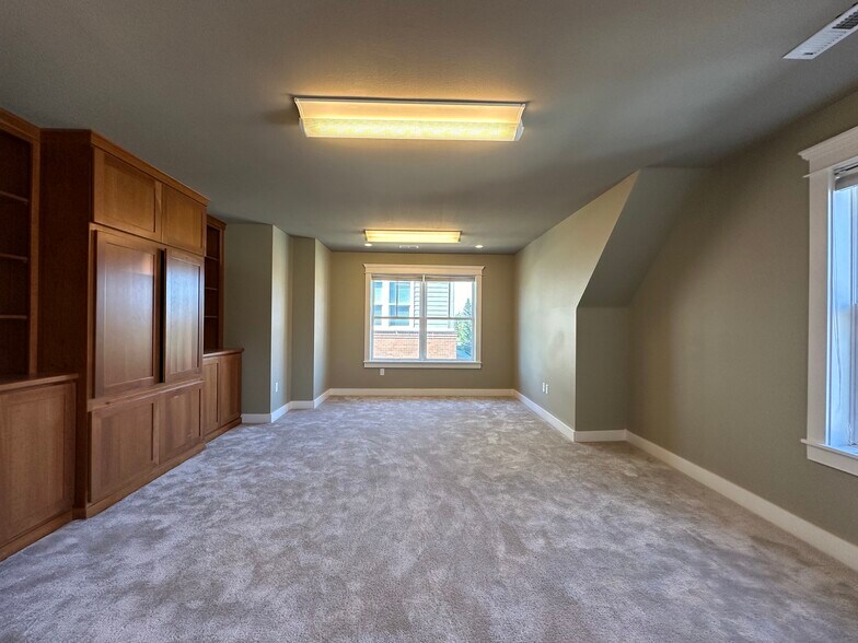 More Photos Of 1505 Ne Village St, Fairview Office For Sale