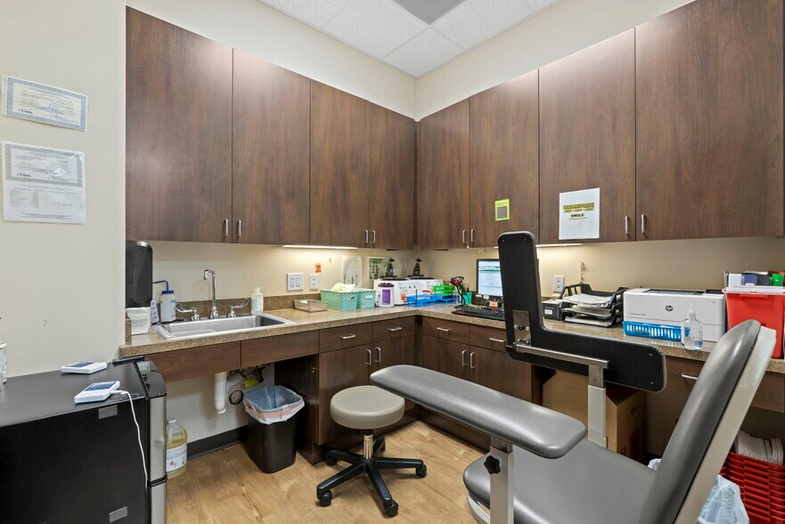 More Photos Of 7790 W Grand Pky, Richmond Medical For Lease