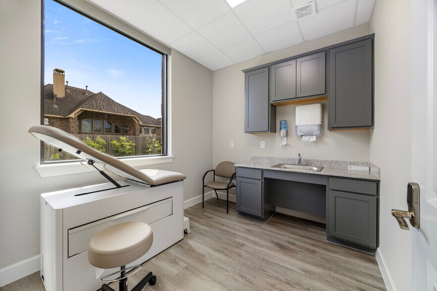 More Photos Of 3129 Kingsley Dr, Pearland Medical For Lease