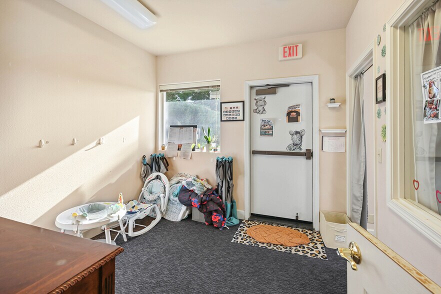 More Photos Of 81 Freeman Ct, Central Point Office For Sale