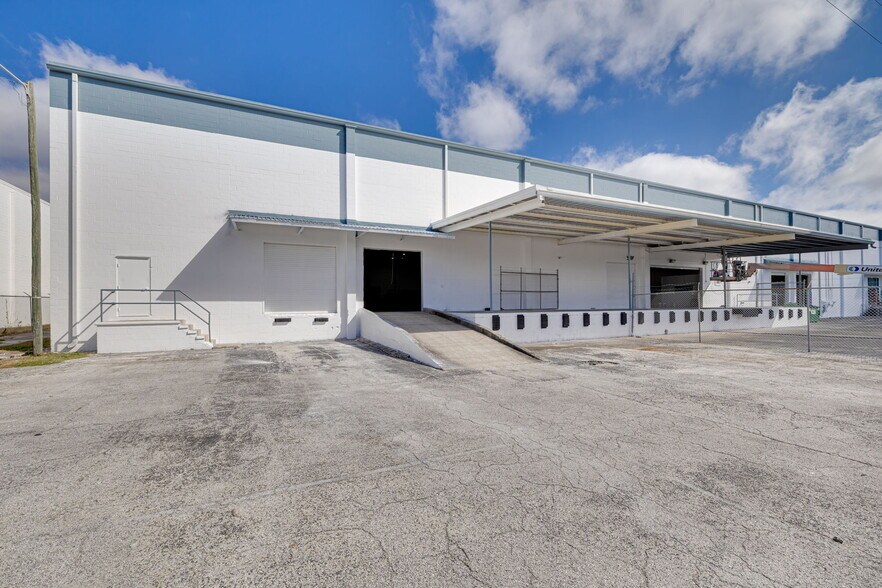 More Photos Of 5520 E Giddens Ave, Tampa Warehouse For Lease