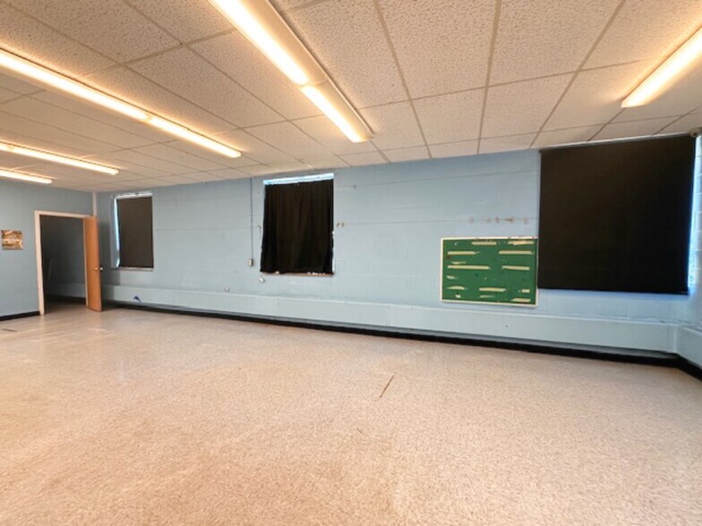 More Photos Of 4150 Pontiac Lake Rd, Waterford Religious Facility For Lease