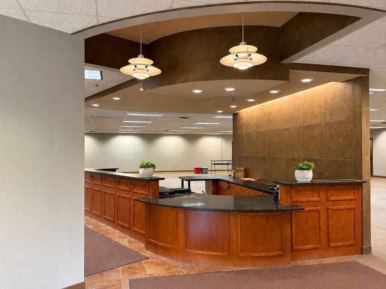 More Photos Of 20890 Kenbridge Ct, Lakeville Research And Development For Lease