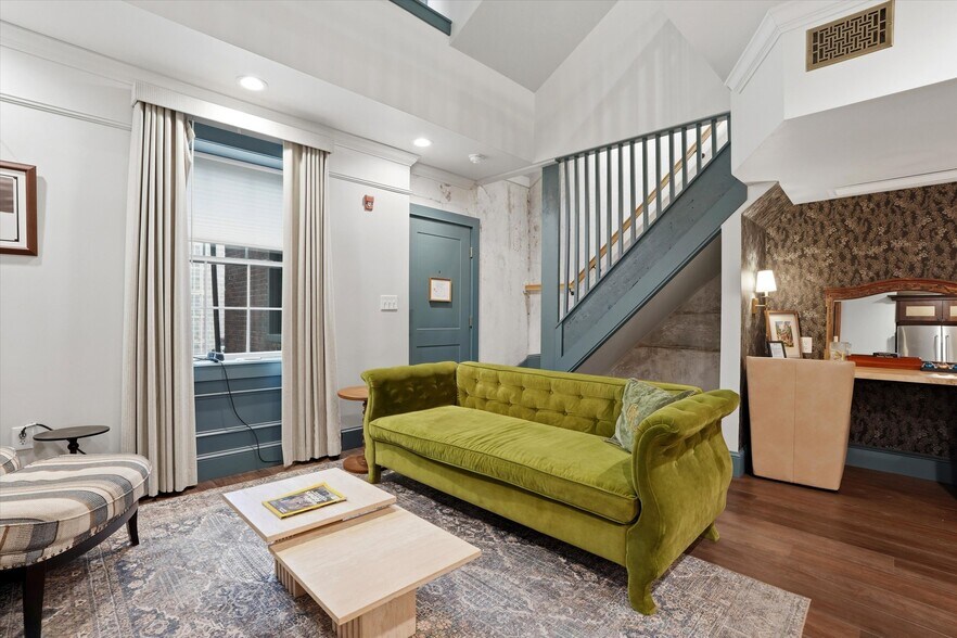 More Photos Of 140 N 2nd St, Philadelphia Hotel For Sale