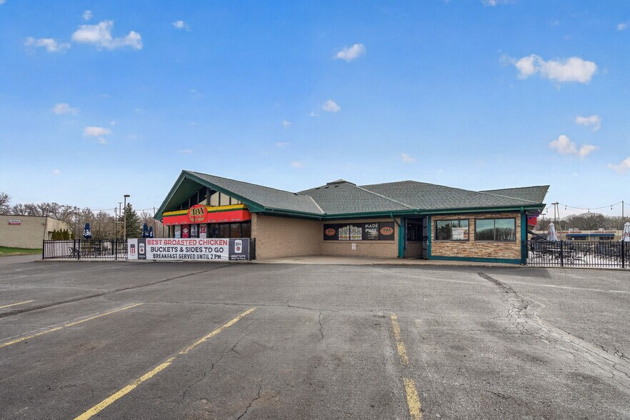 More Photos Of 17646 NE Central Ave, Ham Lake Restaurant For Sale
