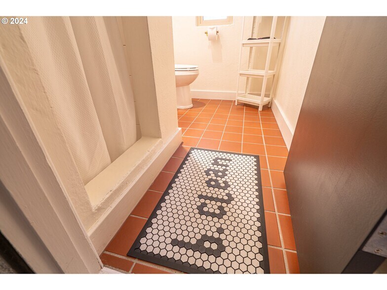 More Photos Of 1175 2nd St SE, Bandon Hotel For Sale