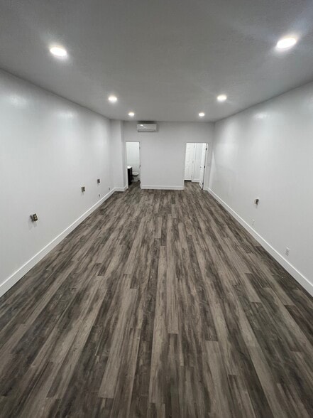 More Photos Of 1320-1322 University Blvd N, Jacksonville Storefront For Sale