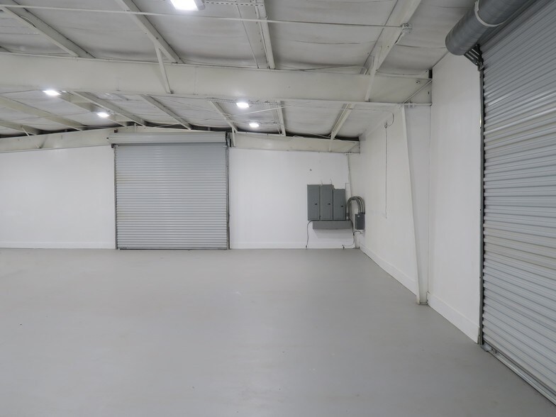 More Photos Of 5830 Star Ln, Houston Light Distribution For Lease