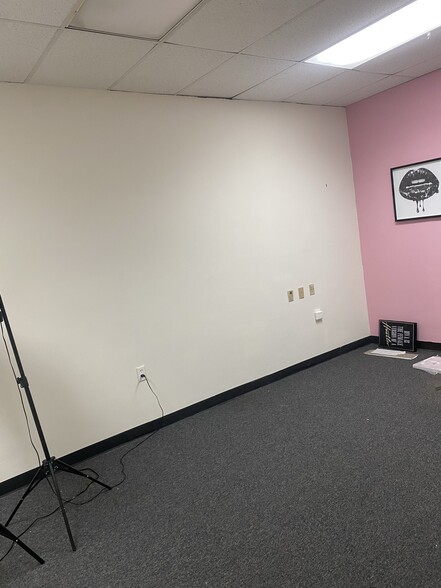 More Photos Of 2141 Industrial Pky, Silver Spring Showroom For Lease