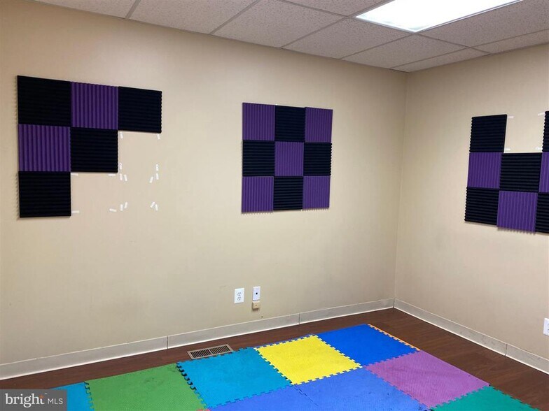 More Photos Of 1323 Shepard Dr, Sterling Showroom For Lease