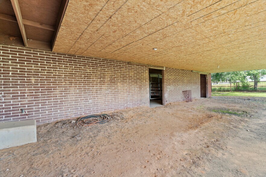 More Photos Of 1404 S B St, Henryetta Veterinarian Kennel For Sale