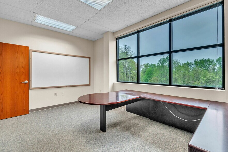 More Photos Of 2010 Castaic Ln, Knoxville Office For Sale