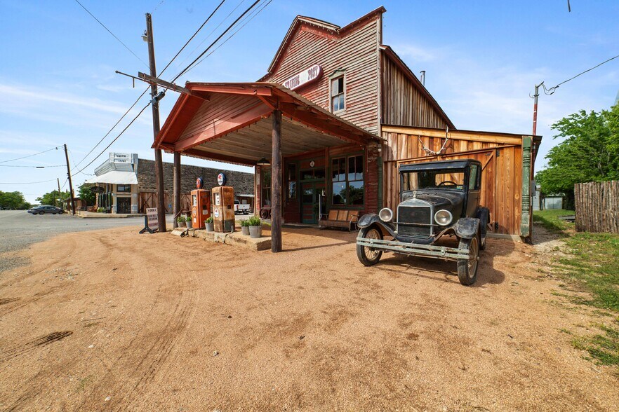 More Photos Of 622 Main st, Blanket Storefront Retail Office For Sale