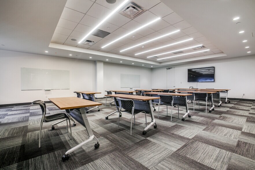 More Photos Of 3100 McKinnon St, Dallas Office For Lease