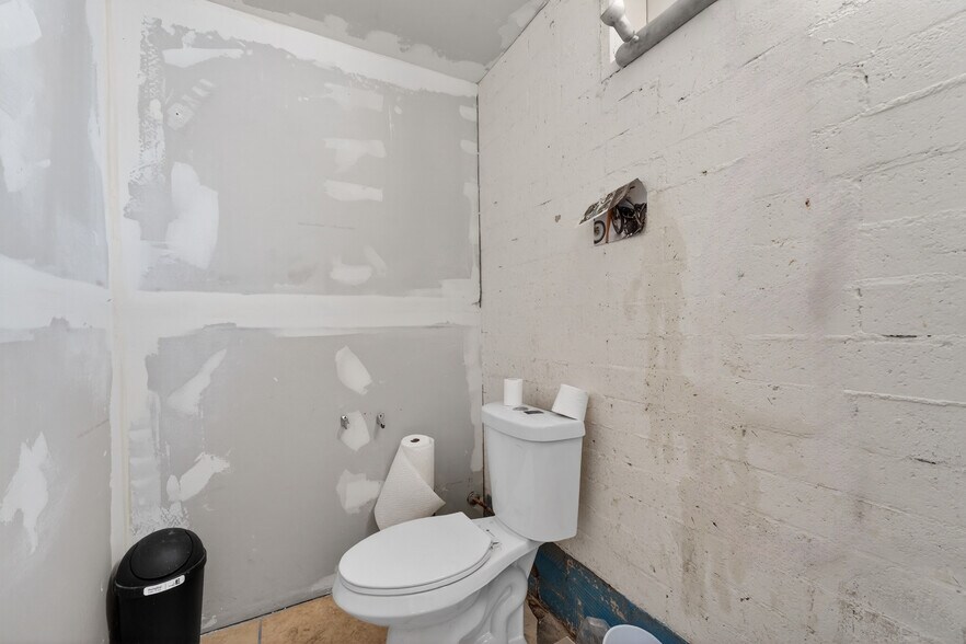 More Photos Of 940 W Hatcher Rd, Phoenix Freestanding For Sale