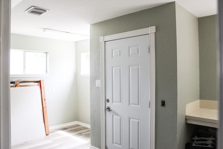 More Photos Of 620 Brazosport Blvd N, Clute Flex For Lease