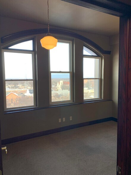 More Photos Of 103 E State St, Mason City Office For Lease