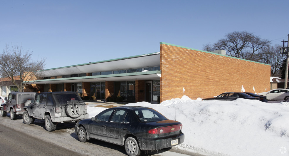 Primary Photo Of 69-73 N Broadway St, Des Plaines Medical For Lease