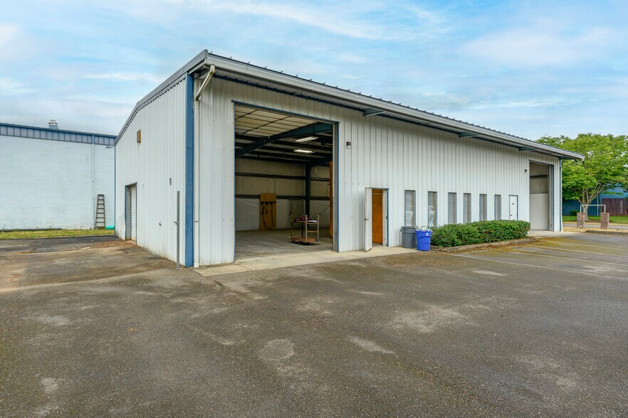 More Photos Of 2710 E Hancock St, Newberg Light Distribution For Lease