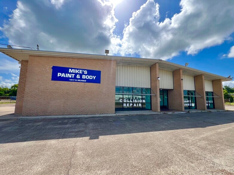 Primary Photo Of 1417 S Velasco St, Angleton Service For Sale